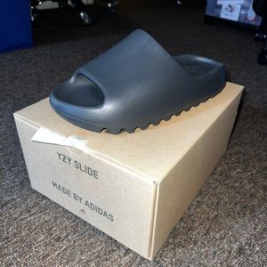 BLACK “ONYX” YEEZY SLIDES